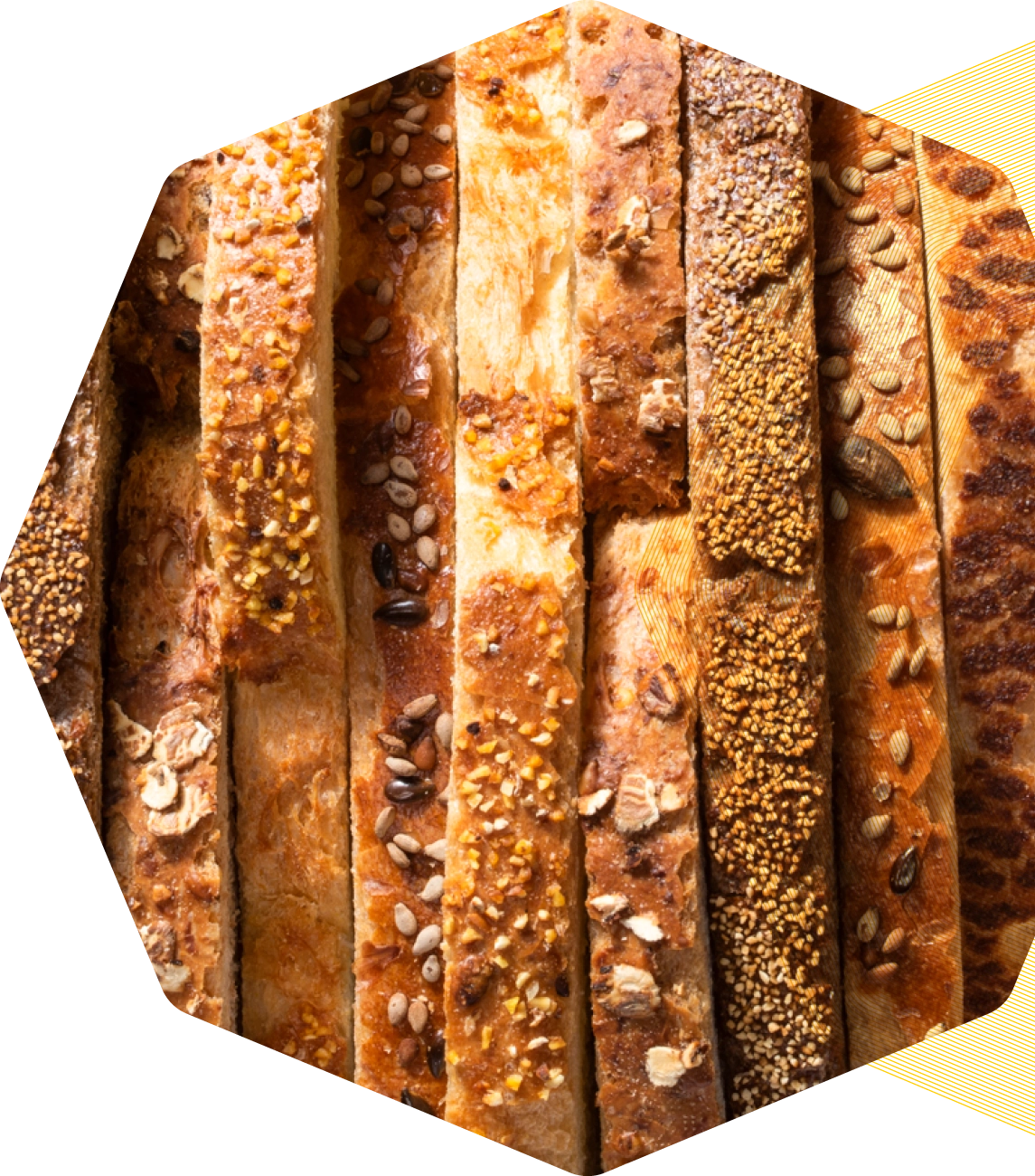 Bakkerij Visser &ndash; close-up van ambachtelijk gesneden broden met verschillende zaden en granen.